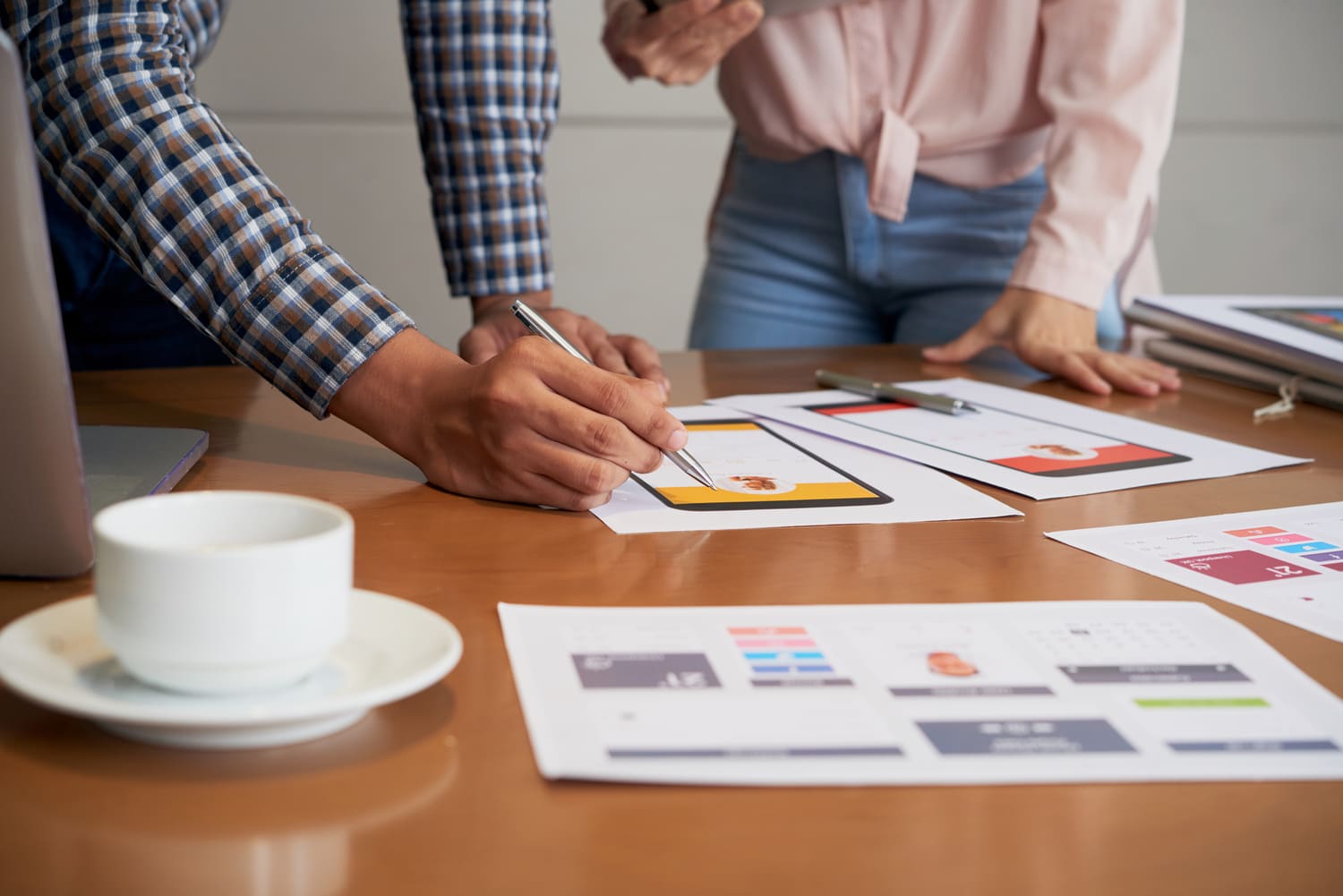 Diseñadores trabajandp